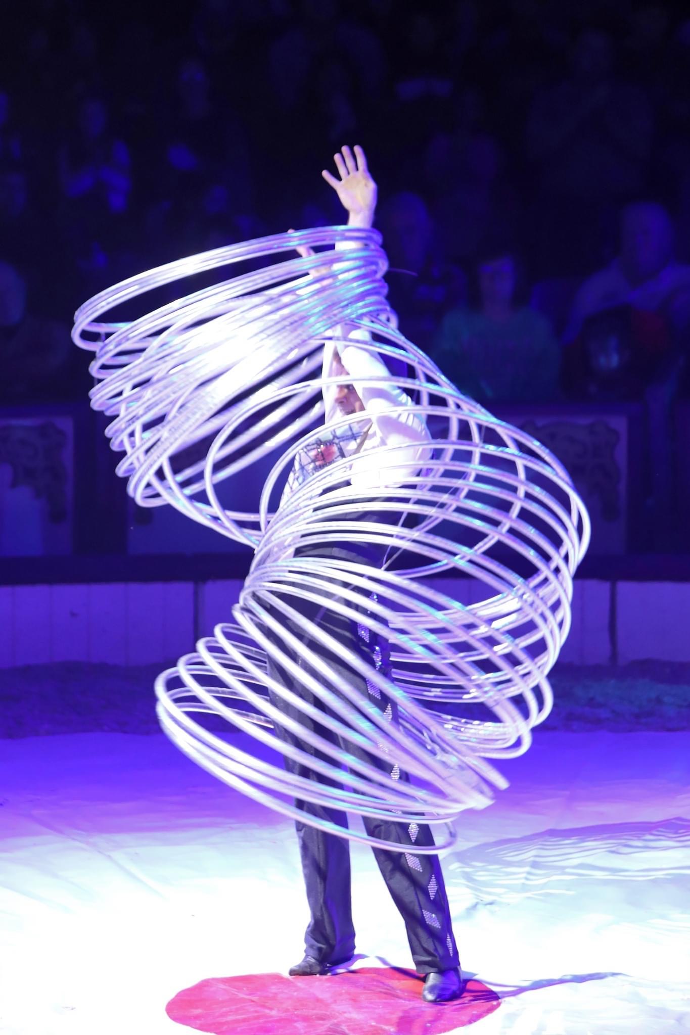 Réservez ce numéro de cirque (hula hoop) en France